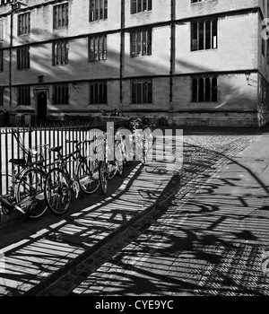 Bodleian Library Radcliffe Square avec des vélos et des ombres Oxford Oxfordshire England Europe Banque D'Images