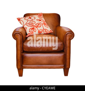 Fauteuil en cuir avec coussin branché sur un fond blanc avec clipping path Banque D'Images