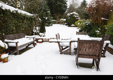 Neige banlieue Terrasse couverte avec meubles de jardin, jardin à l'arrière-plan Banque D'Images