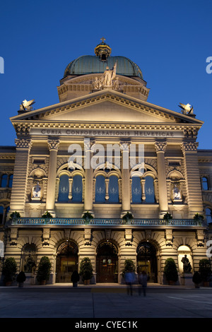 Bundeshauser, l'Assemblée fédérale suisse (1902), Berne, Suisse éclairée la nuit Banque D'Images