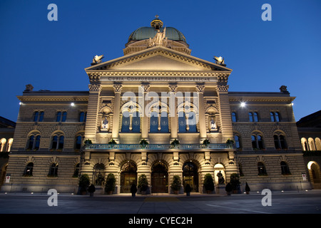 Bundeshauser, l'Assemblée fédérale suisse (1902), Berne, Suisse l'éclairage de nuit Banque D'Images