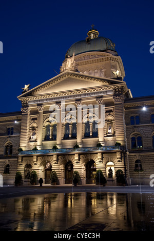 Bundeshauser ; Assemblée fédérale suisse (1902) ; Bern, Suisse éclairée la nuit Banque D'Images