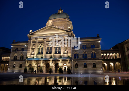 Bundeshauser ; Assemblée fédérale suisse (1902) ; Bern, Suisse éclairée par nuit Banque D'Images