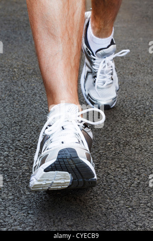 Libre de chaussures de course sur un jogger Banque D'Images