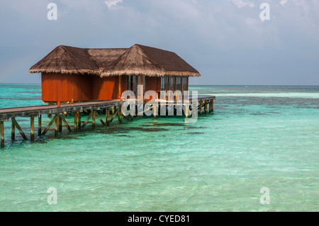 Restaurant sur pilotis dans le magnifique lagon bleu, Maldives Banque D'Images