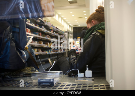 Les gens exigent de leurs dispositifs électroniques dans un Best Buy dans Midtown à New York Banque D'Images