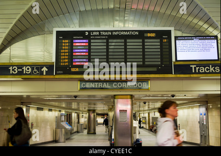 Les navetteurs en passe de New York un programme de sélection pour le Long Island Railroad à Penn Station Banque D'Images