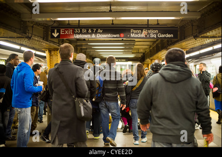 Les banlieusards de New York arrivent à Penn Station sur la ligne de métro de l'IRT Banque D'Images