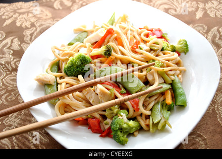 Baguettes sur lo mein au poulet Banque D'Images