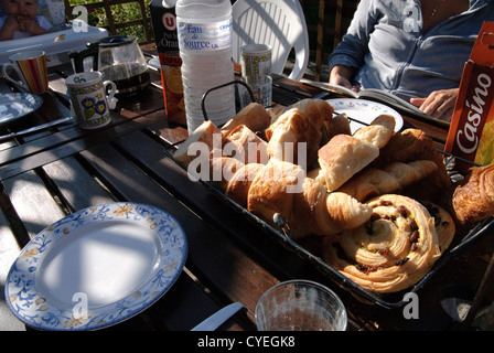 Petit déjeuner français, en vacances en France. Croissants et café Banque D'Images