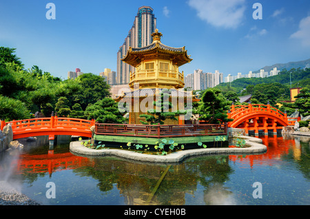 Le pavillon d'or de la Perfection de la Nan Lian Garden, Hong Kong, Chine. Banque D'Images