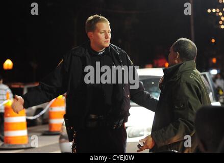 2 novembre 2012 - Manhattan, New York, États-Unis - Les gens attendent et d'obtenir du carburant à une station d'essence Mobil sur Houston Street l'alimentation est rétablie à l'est Village ce soir après les effets de l'Ouragan Sandy à New York, le 2 novembre 2012. (Crédit Image : © Bryan Smith/ZUMAPRESS.com) Banque D'Images