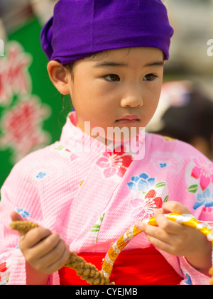 Jeune fille d'Okinawa en yukata à Mushaama Harvest Festival île Hateruma Yaeyamas, Okinawa, Japon Banque D'Images