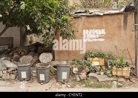 Chinese village avec des maisons et des poubelles Banque D'Images