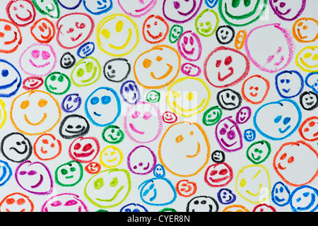 Dessin couleur crayon de cire Childs de happy smiling faces Banque D'Images