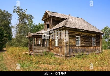 Vieille maison en bois dans village Banque D'Images