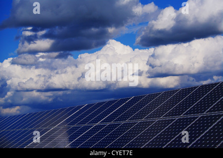 L'énergie solaire à l'extérieur de l'usine against sky Banque D'Images