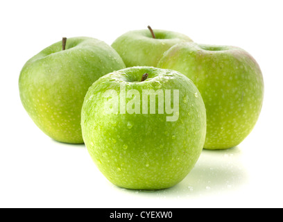 Quatre pommes vertes mûres. Isolated on white Banque D'Images