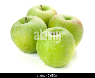 Quatre pommes vertes mûres. Isolated on white Banque D'Images