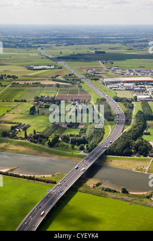 Les Pays-Bas, de lutte, l'autoroute A50 traversée du Rhin. Vue aérienne. Banque D'Images