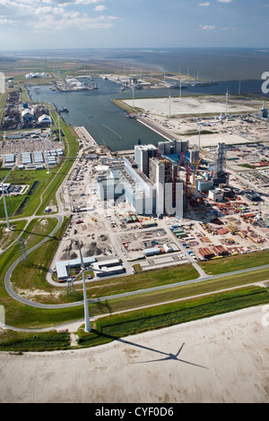 Les Pays-Bas, l'Eemsmond, Port, port d'Eemshaven appelé. Construction de centrales au charbon. Vue aérienne. Banque D'Images