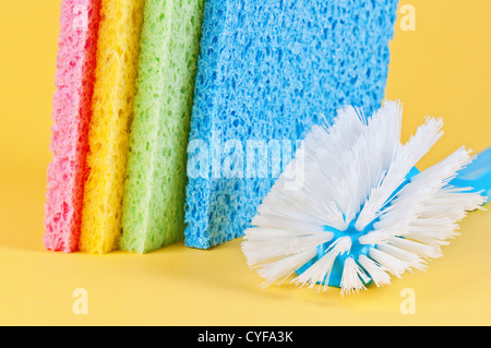 Plusieurs couleurs et d'éponges pour le nettoyage de la brosse Banque D'Images