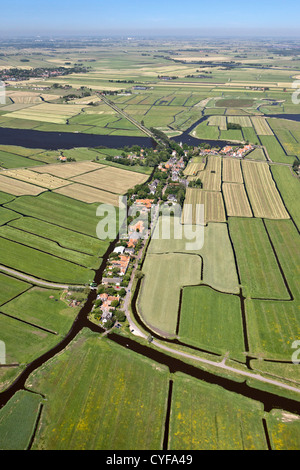 Les Pays-Bas, Zuiderwoude. Vue aérienne. Vue sur le village et paysage de polders. Banque D'Images