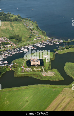 Les Pays-Bas, à Stockholm. Château Muiderslot. Port de plaisance et l'estuaire de la rivière Vecht. Vue aérienne. Banque D'Images