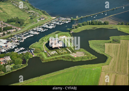 Les Pays-Bas, à Stockholm. Château Muiderslot. Port de plaisance et l'estuaire de la rivière Vecht. Vue aérienne. Banque D'Images