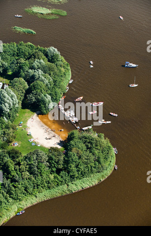 Les Pays-Bas, Loosdrecht, bateaux à voile et bateaux à moteur l'ancre près de île en lacs de Loosdrecht. Vue aérienne. Banque D'Images