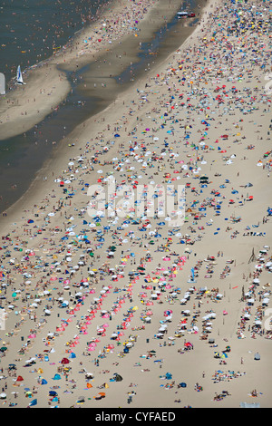 Les Pays-Bas, Zandvoort, les gens sur la plage. Vue aérienne. Banque D'Images