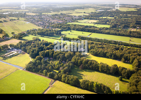 Contexte vue sur village appelé Kortenhoef, avant-plan : le domaine rural appelé Gooilust. Vue aérienne. Banque D'Images