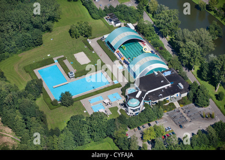 Les Pays-Bas, Genemuiden, piscine extérieure et piscine couverte piscine publique municipale. Vue aérienne. Banque D'Images