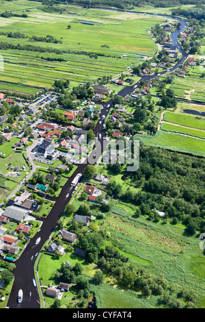 Les Pays-Bas, Kalenberg, village touristique dans le Parc National de Weerribben-Wieden. Vue aérienne. Banque D'Images
