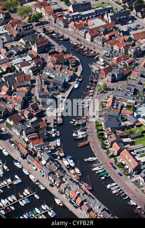 Les Pays-Bas, Bunschoten-Spakenburg, vue sur le centre du village et du port. Vue aérienne. Banque D'Images