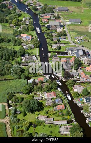 Les Pays-Bas, Kalenberg, village touristique dans le Parc National de Weerribben-Wieden. Vue aérienne. Banque D'Images