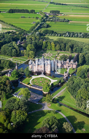 Vue aérienne du château de Haar. Les bâtiments actuels, à l'exception de la chapelle, date de 1892 et sont l'œuvre de Cuypers Banque D'Images