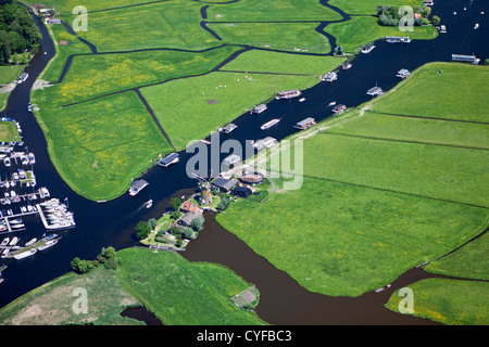 Les Pays-Bas, Warmond, Moulin, yachts et bateaux dans les lacs appelé Kager Plassen. Vue aérienne. Banque D'Images