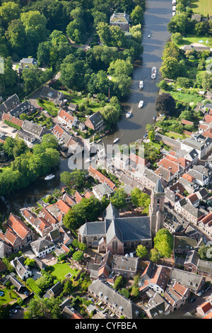 Les Pays-Bas, Loenen aan de Vecht. River vecht. Passage des bateaux pont-levis au centre du village. Vue aérienne. Banque D'Images