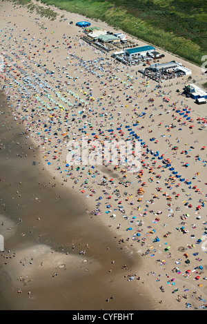 Les Pays-Bas, Noordwijk. Les gens se baigner et à plage de la mer du Nord. Vue aérienne. Banque D'Images
