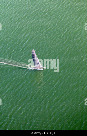 Les Pays-Bas, Noordwijk. Catamaran en mer du Nord. Vue aérienne. Banque D'Images