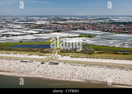 Les Pays-Bas, Alkmaar. Vue sur village et maisons de verre. Les gens se baigner et à plage de la mer du Nord. Vue aérienne. Banque D'Images