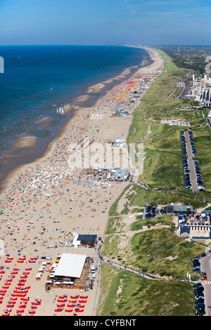 Les Pays-Bas, Noordwijk. Les gens se baigner et à plage de la mer du Nord. Vue aérienne. Banque D'Images