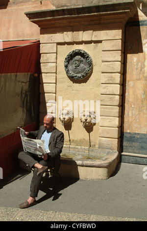 Man reading Newspaper in Provence Banque D'Images