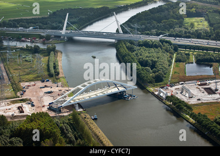 Les Pays-Bas, Amsterdam, le placement de pont sur canal appelé Canal Amsterdam-Rijn. Vue aérienne. Banque D'Images