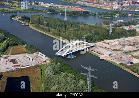 Les Pays-Bas, Amsterdam, le placement de pont sur canal appelé Canal Amsterdam-Rijn. Vue aérienne. Banque D'Images