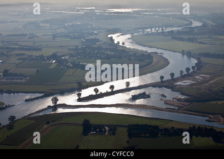 Les Pays-Bas, Cuyk, Meuse ou de la Meuse. Le lever du soleil. Vue aérienne. Banque D'Images