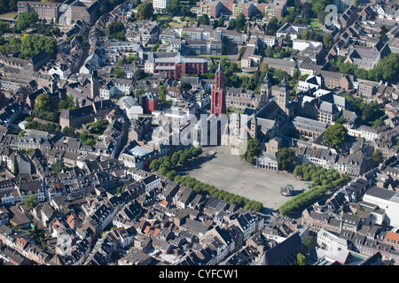 Les Pays-Bas, Maastricht, l'église appelée Basilique St Servatius, église à gauche avec tour rouge appelé St Jans. Vue aérienne. Banque D'Images