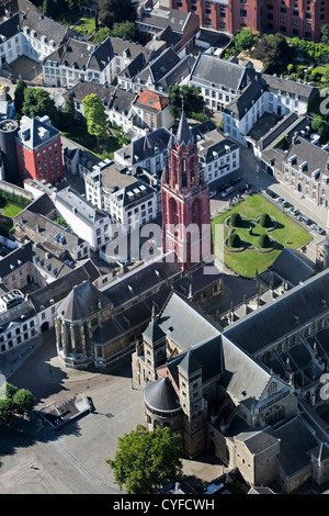 Les Pays-Bas, Maastricht, l'église appelée Basilique St Servatius, église à gauche avec tour rouge appelé St Jans. Vue aérienne. Banque D'Images