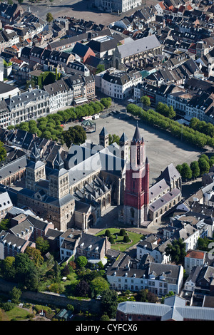 Les Pays-Bas, Maastricht, l'église appelée Basilique St Servatius, droit de l'Église avec tour rouge appelé St Jans. Vue aérienne. Banque D'Images